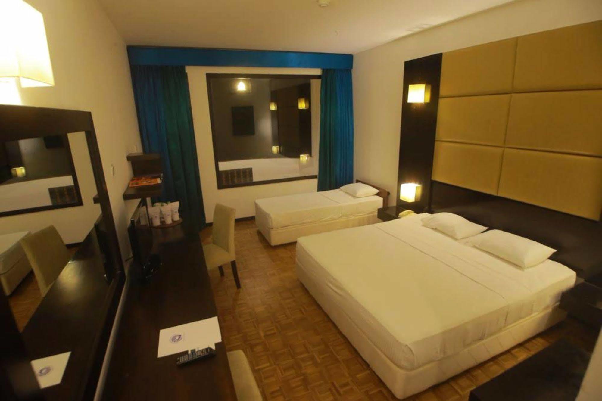 Peacock Beach Hotel Hambantota Ngoại thất bức ảnh