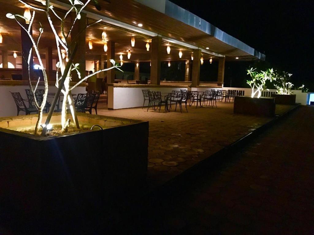Peacock Beach Hotel Hambantota Ngoại thất bức ảnh